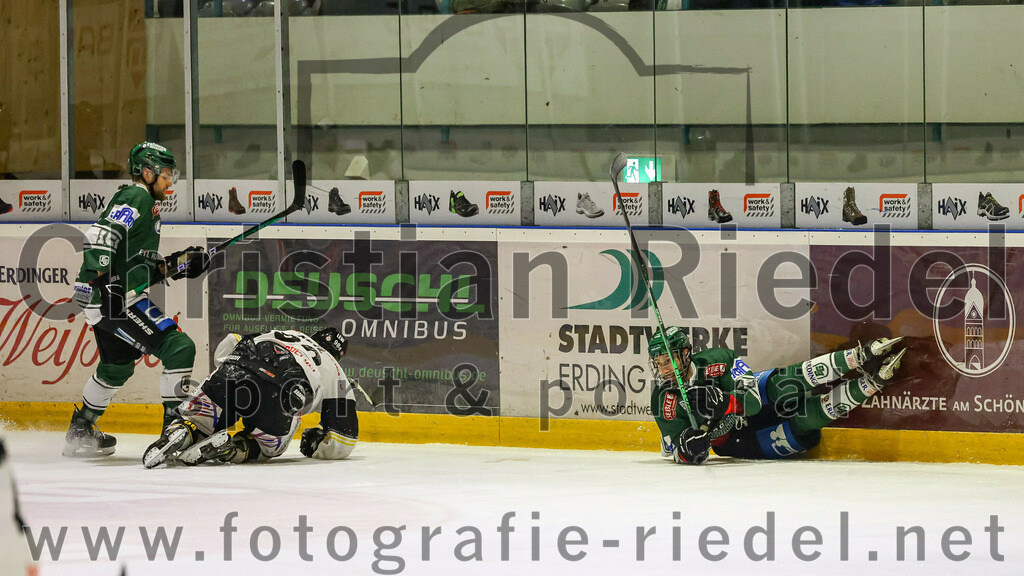 2023-11-17_015_TSV_Erding_gegen_EA_Schongau | Erding, Deutschland, 17.11.2023:
Eishockey, Bayernliga Vorrunde 2023 / 2024, 10. Spieltag, TSV Erding gegen EA Schongau, Endergebnis: 12:4

Elias Maier (Erding Gladiators, #15), Florian Zimmermann (Erding Gladiators, #5)

Foto: Christian Riedel / fotografie-riedel.net