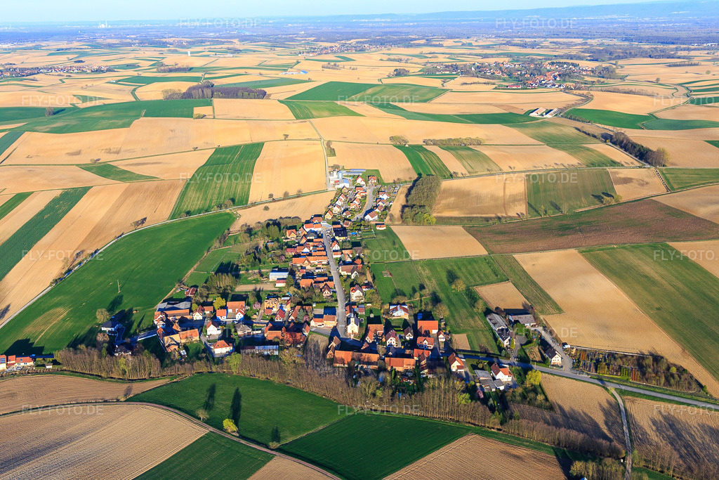 Luftbild: Ortsansicht von Westen in Crœttwiller im Bundesland Bas-Rhin in Frankreich. – Foto: IMG_097837.jpg vom 27.03.2017 durch Werner Riehm/FLY-FOTO.de – Auflösung des Originals: 5472 x 3648 px