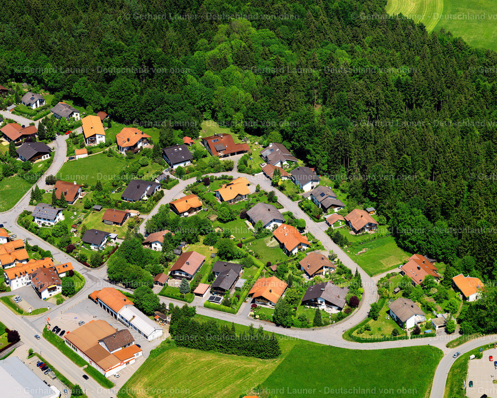 2724104 | WALDKIRCHEN 19.05.2007 Wohngebiet einer Einfamilienhaus- Siedlung  in Waldkirchen im Bundesland Bayern, Deutschland // Single-family residential area of settlement  in Waldkirchen in the state Bavaria, Germany Foto: Gerhard Launer