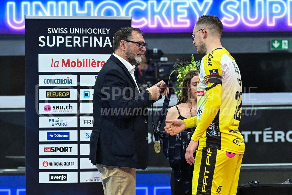 Zug United - HC Rychenberg - 25. April 2026 | Michel Wöcke (#22 HC Rychenberg Winterthur) erhält seine Goldmedaille am L-UPL Superfinal-Spiel zwischen Zug United und HC Rychenberg am 25. April 2026 in der BCF Arena, Fribourg, Schweiz.Bild: Sportfotografie Markus Aeschimann | www.markus-aeschimann.ch - Realized with Pictrs.com