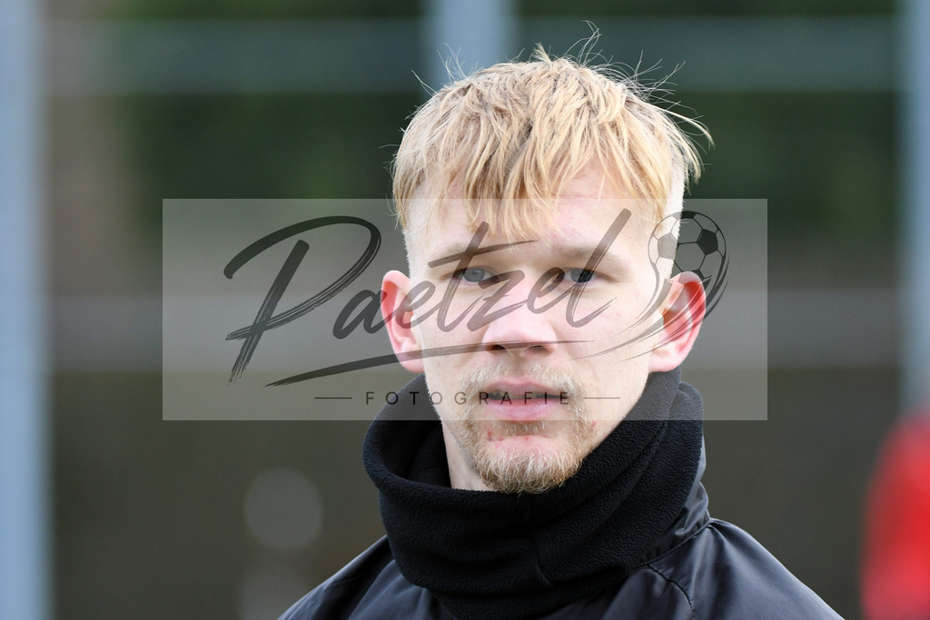 20200221_TRAOSN_0062 | Fussball, Herren: Bryan Henning (VfL Osnabrueck) schaut waehrend der Trainingseinheit des VfL Osnabrueck im Sportpark Illoshoehe am 21.02.2020 in Osnabrueck, Deutschland. - Realisiert mit Pictrs.com
