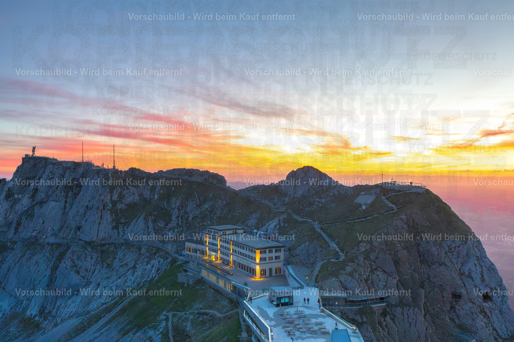 Sonnenuntergang auf dem Pilatus | Sonnenuntergang auf dem Pilatus mit warmem Abendlicht, leuchtenden Wolken und Blick über die Zentralschweiz. Eine ruhige Bergserie zwischen Fels, Himmel und letzter Tagesfarbe. - Realisiert mit Pictrs.com