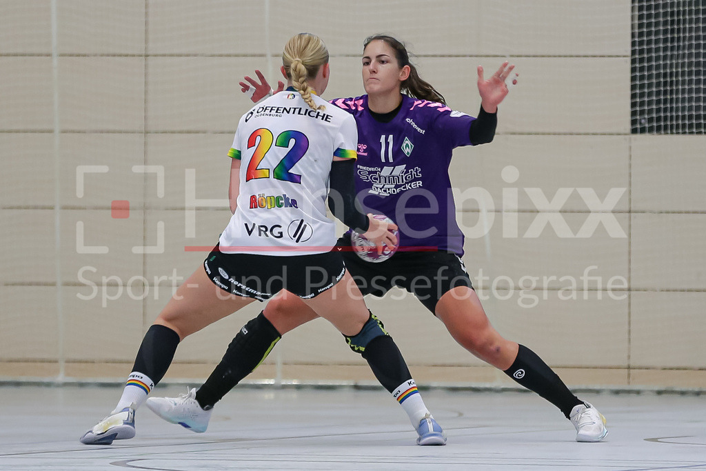 Handball, Testspiel Frauen, VfL Oldenburg - SV Werder Bremen | v.li.: Lotta Röpcke (VfL Oldenburg, 22) und Anna Lena Bergmann (SV Werder Bremen, 11) im Zweikampf, Duell, Spielszene, Aktion, Action