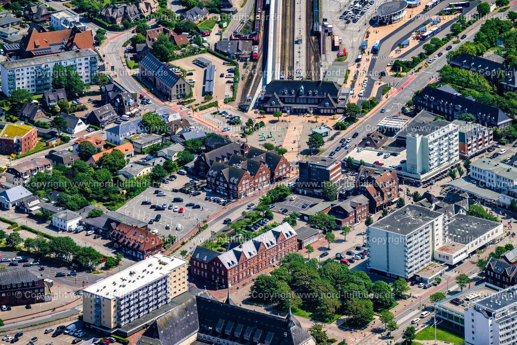 Sylt_Westerland_Bahnhof_ELS_4763130625 | SYLT 13.06.2025 Gleisverlauf und Gebäude des Hauptbahnhofes im Ortsteil Westerland auf der Insel Sylt im Bundesland Schleswig-Holstein, Deutschland. Weiterführende Informationen bei: DB Fernverkehr AG,  DB Regio AG. // Track progress and building of the main station of the railway in the district Westerland on Island Sylt in the state Schleswig-Holstein, Germany. Further information at: DB Fernverkehr AG,  DB Regio AG. Foto: Martin Elsen