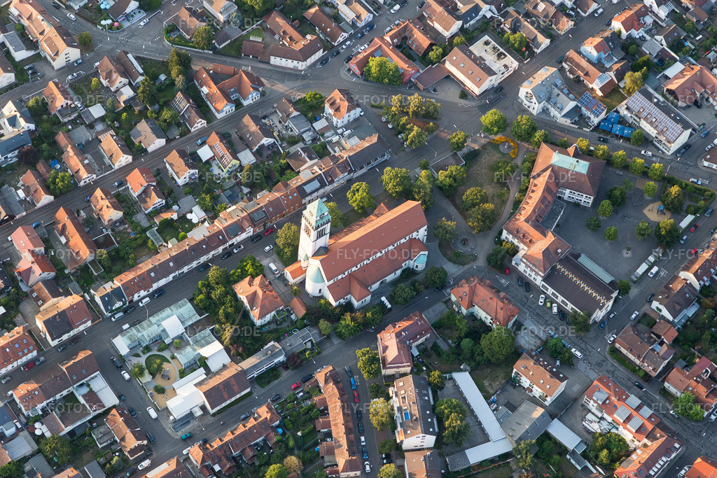 Luftbild: Heilig-Geist Kirche im Ortsteil Daxlanden in Karlsruhe im Bundesland Baden-Württemberg in Deutschland. Foto: IMG_109210.jpg vom 25.07.2018 durch Werner Riehm/FLY-FOTO.de