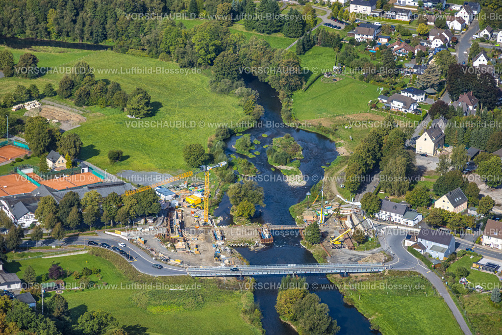 Arnsberg230905026 | Luftbild, Neubau Dinscheder Brücke der Glösinger Straße (L735) über den Fluss Ruhr und Renaturierung, Glösingen, Arnsberg, Sauerland, Nordrhein-Westfalen, Deutschland