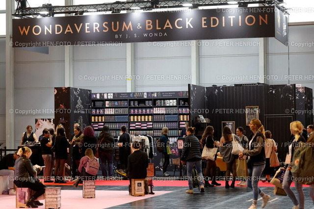 76. Frankfurter Buchmesse Impressionen | 18.10.2024 Heute ab 14 Uhr für alle geöffnet 76. Buchmesse Frankfurt Halle 1.2 New Adults hier am WONDAVERSUM Stand mit Lara SPÄT, Katelyn ERIKSON und Isabelle NORTH und Leonie W. (Foto: Peter Henrich) - Realisiert mit Pictrs.com