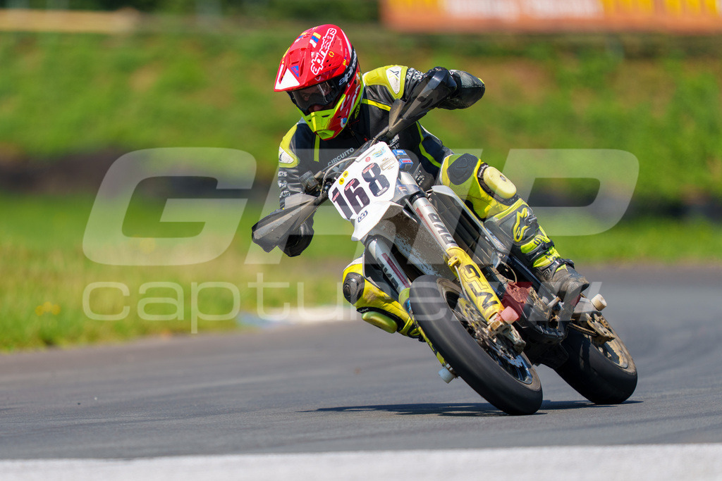 G-Cup + Supermoto Staatsmeisterschaft + Hungarian Supermoto Championship | GRIPcapture steht für authentische Sportfotografie in Österreich – für Momente, die mehr sind als Geschwindigkeit oder Ergebnis. Es geht um Emotion, Spannung, Fokus und den Augenblick, der oft nur einen Wimpernschlag dauert.Ob Motorsport, Teamsport oder 
