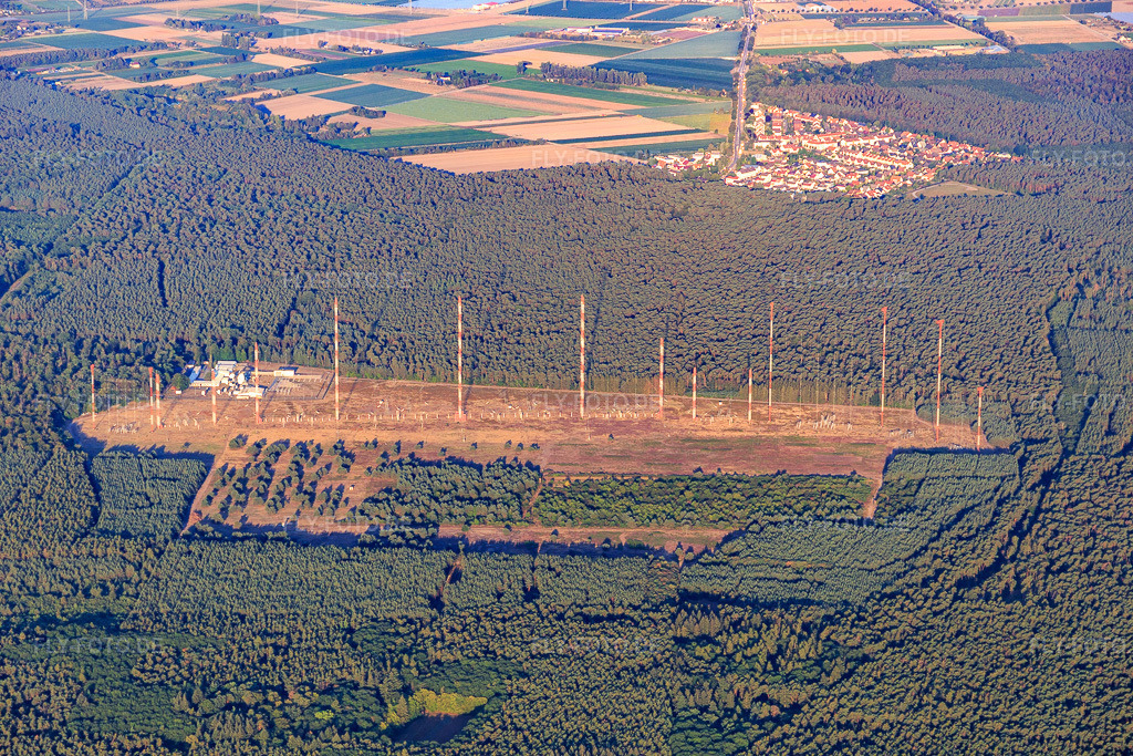 Luftbild: IBB International Broadcasting Bureau Transmitter Station Lampertheim zur Weiterleitung von US-Radio im Ortsteil Neuschloß in Lampertheim im Bundesland Hessen in Deutschland. Foto: IMG_109468.jpg vom 31.07.2018 durch Werner Riehm/FLY-FOTO.de