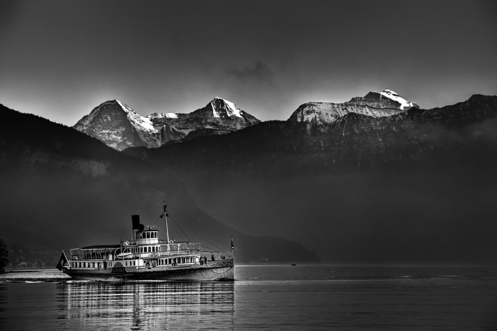 Quartett | DS Blümlisalp auf dem Thunersee vor Eiger, Mönch und Jungfrau. 
------------------------------------------------------------
DS Blümlisalp on Lake Thun in front of the Eiger, Mönch and Jungfrau.
------------------------------------------------------------
Dieser Druck ist in einer limitierten Auflage von 5 Exemplaren erhältlich. 
This print is available in a limited edition of 5 copies. 
http://art.hess.photography/100-quartett.html - Realisiert mit Pictrs.com