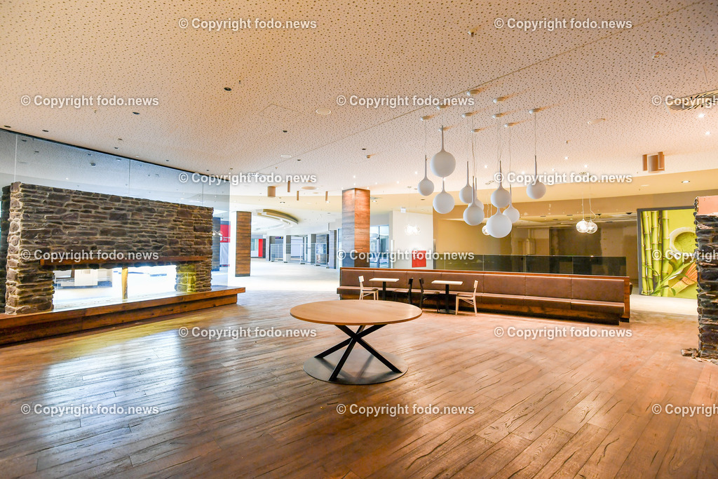 Deutschland_ Baden-Wuerttemberg_ Ulm_ 11.04.2025-7 | 11.04.2025, Deutschland, GER, Baden-Wuerttemberg, Ulm, im Bild Themenbild, Blautal-Center, Einkaufszentrum, geschlossen, Leerstand, Rolltreppen, Verkaufsflaeche, Geschaefte, Feature, Symbolbild, Das Blautal-Center ist ein am 29. Oktober 1997 eroeffnetes ehemaliges Einkaufszentrum in Ulm, sein Betrieb wird seit 2024 eingestellt. Mit einer Gesamtflaeche von 44.500 m² war es eines der groeßten Einkaufszentren Sueddeutschlands