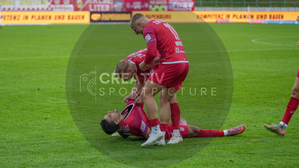 Fußball, Herren, Saison 2025/2026, Regionalliga Nordost, 14. Spieltag, FSV Zwickau vs. FSV 63 Luckenwalde, Samstag 01.11.2025, GGZ-Arena Zwickau | Fußball, Herren, Saison 2025/2026, Regionalliga Nordost, 14. Spieltag, FSV Zwickau vs. FSV 63 Luckenwalde, Samstag 01.11.2025, GGZ-Arena Zwickau, Im Bild: Jubel beim FSV Zwickau nach der 2:0-Führung um Torschütze Cemal Sezer (l.), Maximilian Somnitz (m.) und Theo Martens (r.) - Realisiert mit Pictrs.com
