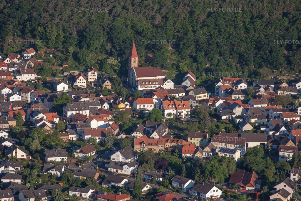 Luftbild: KATHOLISCHEN ST.-JOHANNES-KIRCHE am Waldrand an der Weinstraße im Ortsteil Königsbach in Neustadt im Bundesland Rheinland-Pfalz in Deutschland. Foto: IMG_64640.jpg vom 04.05.2014 durch Werner Riehm/FLY-FOTO.de
