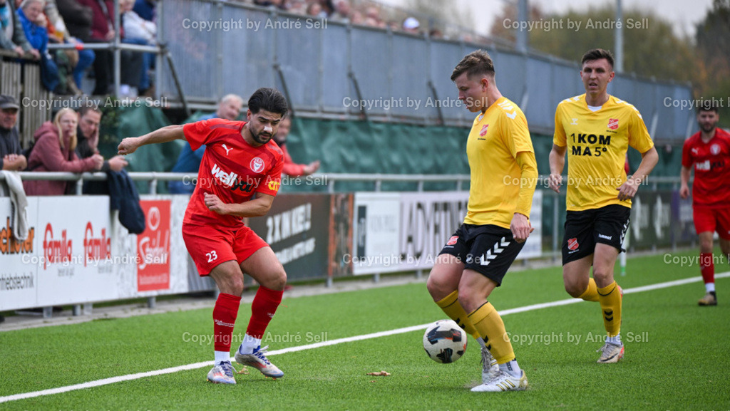 FC Kilia Kiel vs SV Eichede | Acer Rezan (Kilia #23) / Leon Tonder (Eichede #15) &amp; Evgenij Bieche (Eichede #11) - Fußball-Oberliga Männer 2024/2025 / FC Kilia Kiel vs SV Eichede / Kilia Stadion / Kiel / 26.10.24 - Realisiert mit Pictrs.com