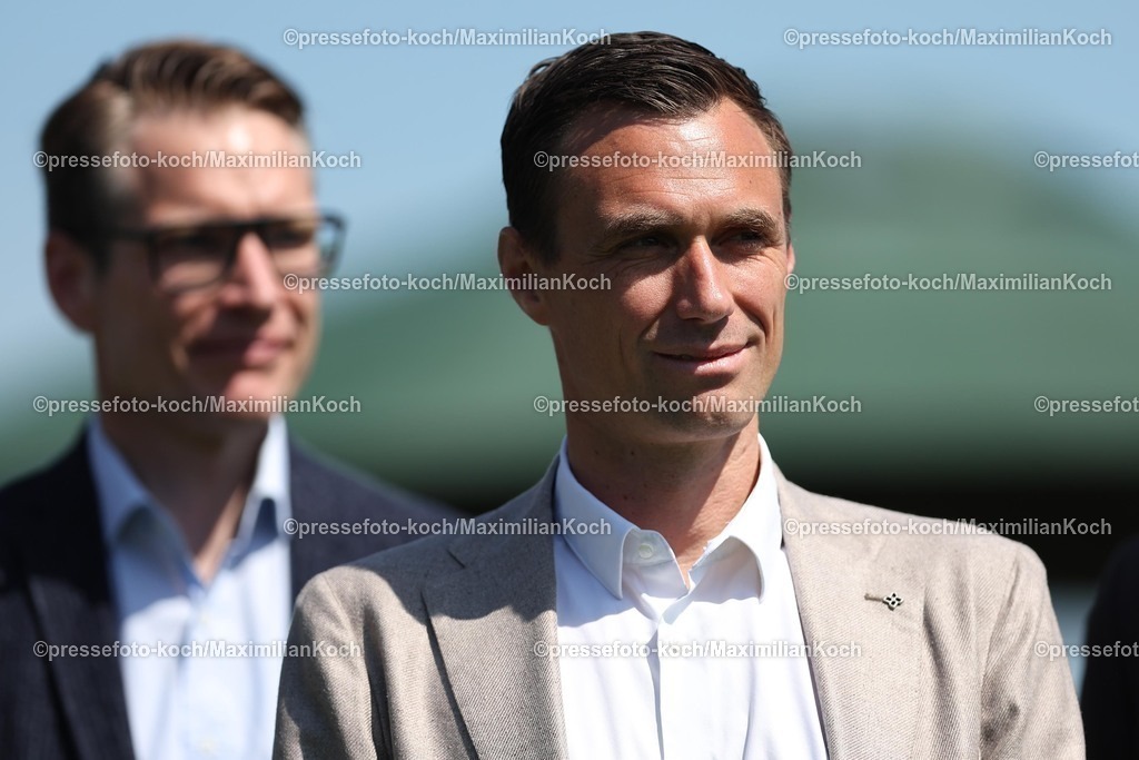 HanMX01052588019 | 01.05.2025, Fußball, Hannover 96 Renntag, Die Fußballprofis von Hannover96 zu Gast auf der Pferderennbahn Neue Bult. Im Bild Henning Bindzus  (l. unscharf) neben Marcus Mann (Geschäftsführer Geschäftsführung Hannover 96) neben Marcus Mann (Geschäftsführer Geschäftsführung Hannover 96) (r. unscharf) 