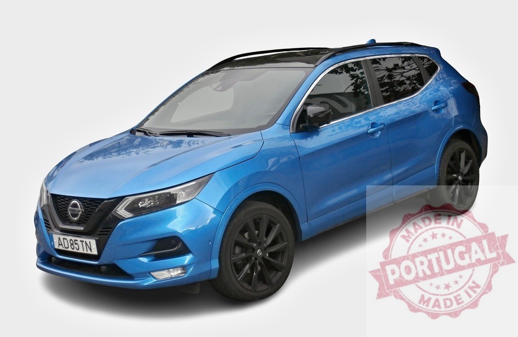 Nissan Qashqai SUV car parked on white background | Modern blue Nissan Qashqai SUV car isolated on white background, showcasing its sleek design and features - Realisiert mit Pictrs.com