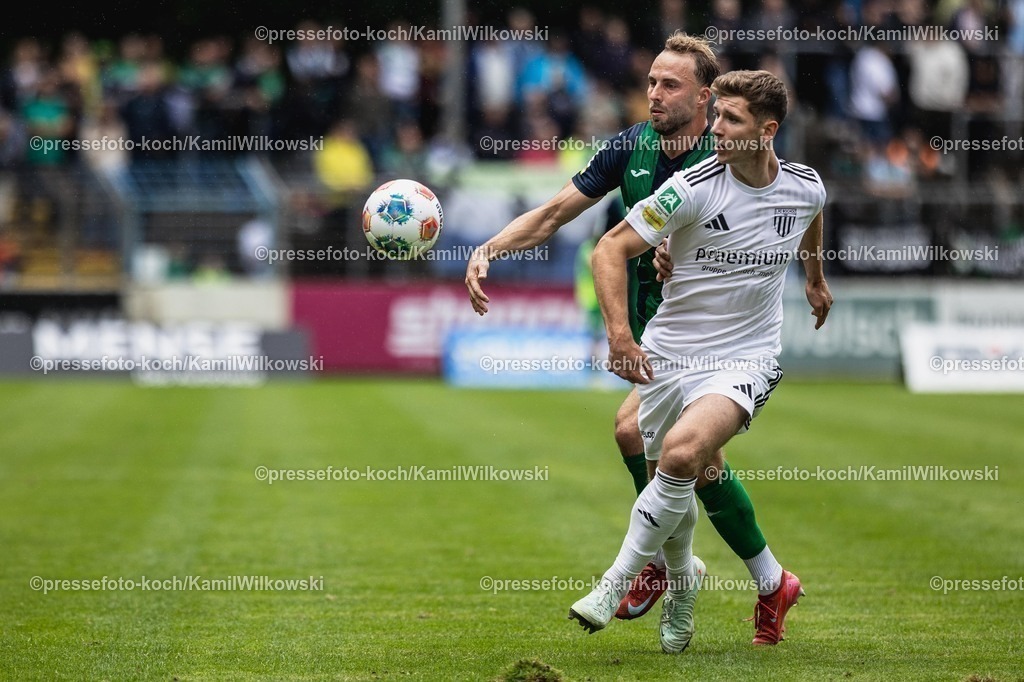xKWI02082501054 | 02.08.2025, xkwix, Fußball, Regionalliga West, FC Gütersloh - 1. FC Bocholt, Ohlendorf Stadion im Heidewald: Julius Langfeld ( FC Gütersloh #10 ) im Zweikampf gegen Maik Amedick (1.FC Bocholt #27)