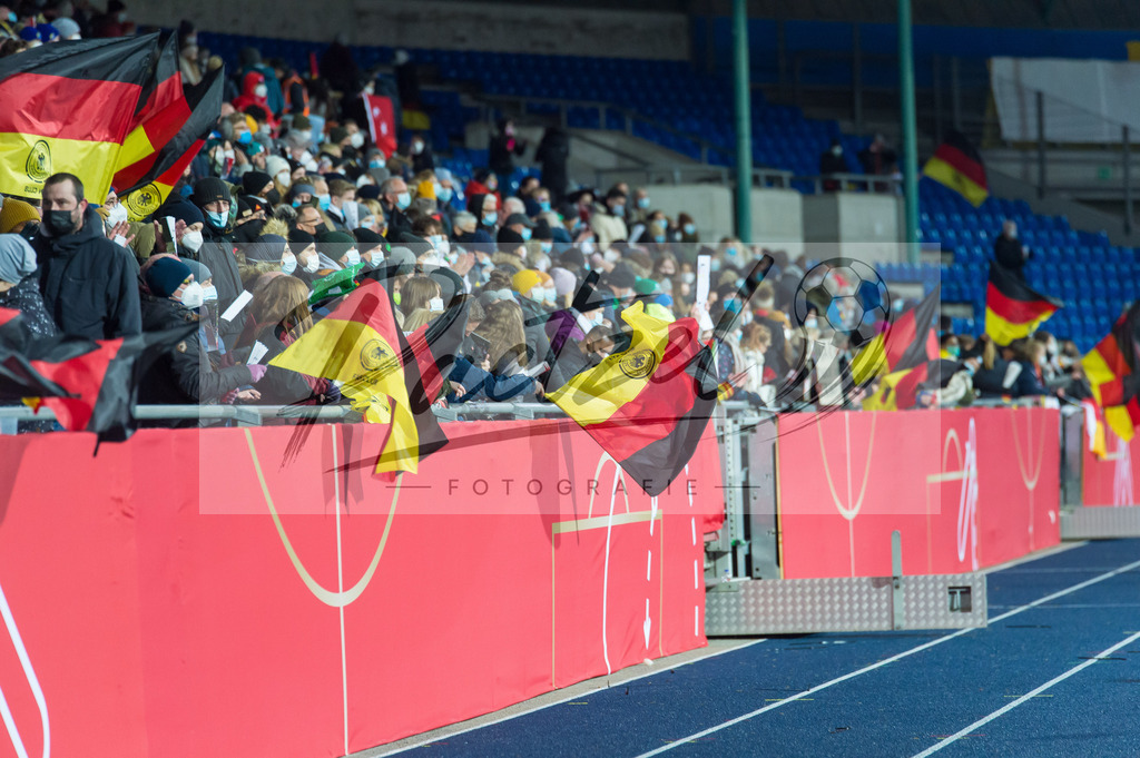 GERTUR20211126_042 | Fussball, Frauen: . Fans von Deutschland bei dem Spiel der WM-Qualifikation zwischen Deutschland und Tuerkei im Eintracht-Stadion am 26.11.2021 in Braunschweig, Deutschland. - Realisiert mit Pictrs.com