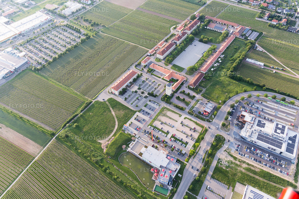 Luftbild: Le Quartier-Hornbach in Neustadt an der Weinstraße im Bundesland Rheinland-Pfalz in Deutschland. Foto: IMG_107450.jpg vom 25.05.2018 durch Werner Riehm/FLY-FOTO.de