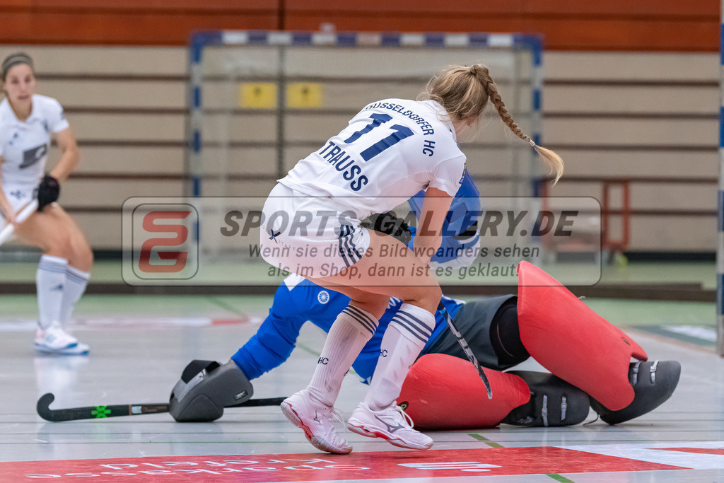 HK_20221126_101776 | 1. Bundesliga ( Halle ) Damen Crefelder HTC - Düsseldorfer HC am 27.11.2022 Crefelder HTC, Krefeld , Sara Strauss ( Düsseldorfer HC #11 ) , Gillessen Jana ( Torfrau Crefelder HTC #2 )