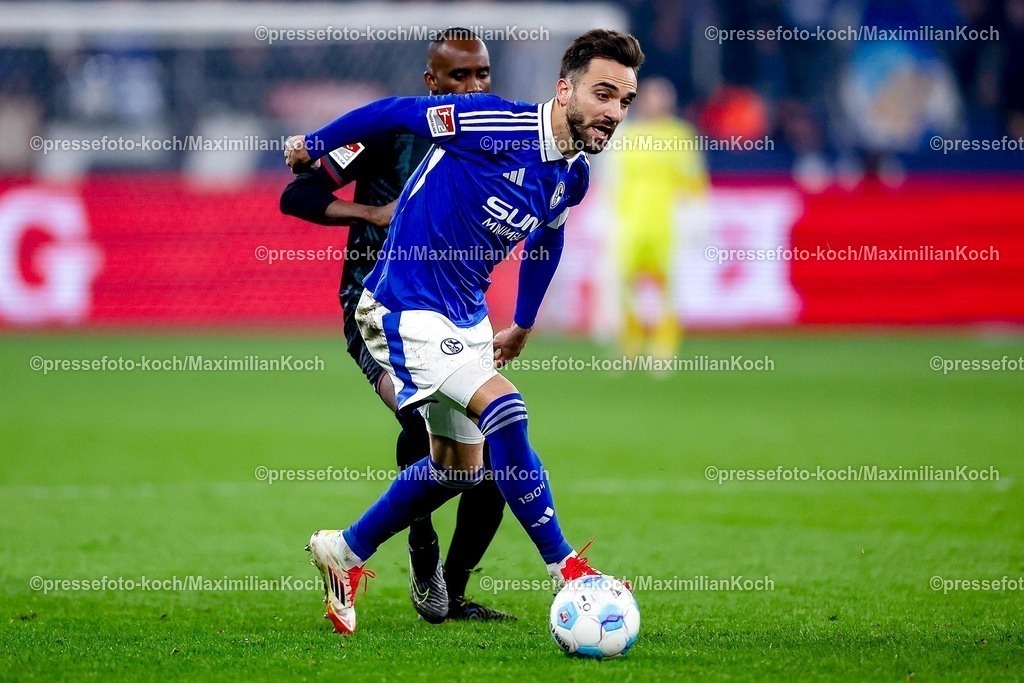 S0401022502137 | 01.02.2025, Fußball, FC Schalke 04 - 1. FC Magdeburg, 2.. Fußball Bundesliga, 20. Spieltag, Veltins-Arena Gelsenkirchen, Saison 2024 2025: Kenan Karaman (S04 #19) im Zweikampf gegen Silas Gnaka (1.FC Magdeburg #25)DFB regulations prohibit any use of photographs as image sequences and or quasi-video.
