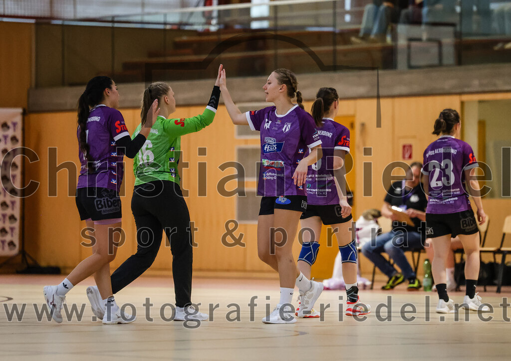 2024-10-13_092_SpVgg_Altenerding_gegen_SC_Freising | Erding, Deutschland, 13.10.2024:Handball, Bezirksoberliga Frauen Altbayern 2024 / 2024, 3. Spieltag, SpVgg Altenerding gegen SC Freising, Endergebnis: 26:35Michelle Gruber (SpVgg Altenerding, #7), Torfrau Lara Kullmann (SpVgg Altenerding, #16), Sophie Lößl (SpVgg Altenerding, #14)Foto: Christian Riedel / fotografie-riedel.net