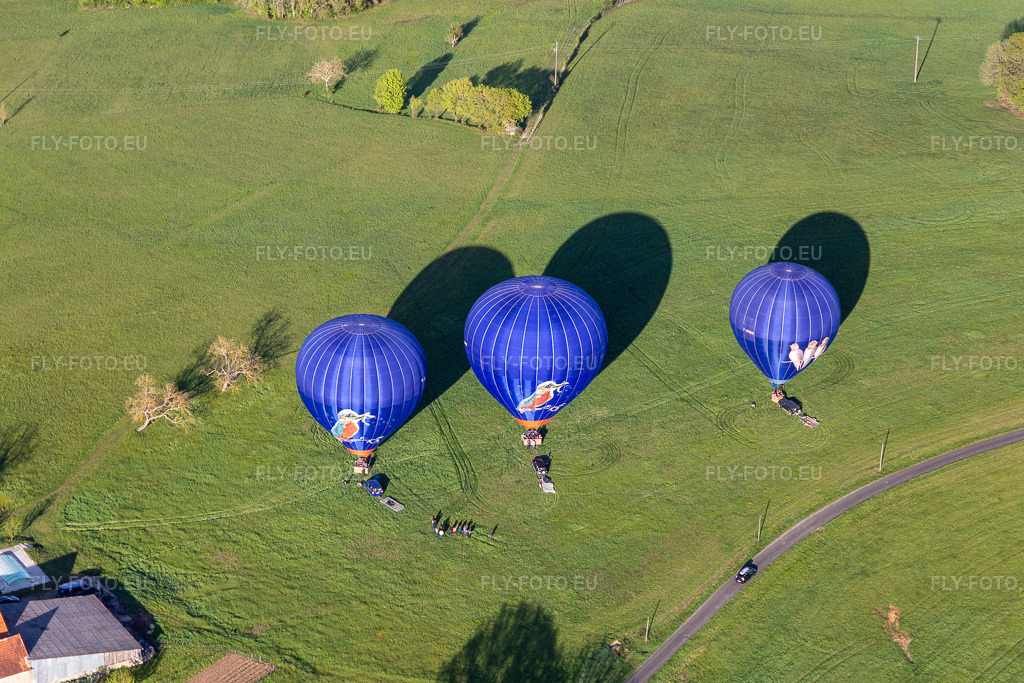 Vue aérienne: Trois montgolfières bleues décollent en Dordogne à Veyrines-de-Domme dans le département Dordogne, France – .Photo: IMG_113533.jpg prise le 16/04/2019 par Werner Riehm/FLY-FOTO.eu – Résolution de l'original: 5472 x 3648 px