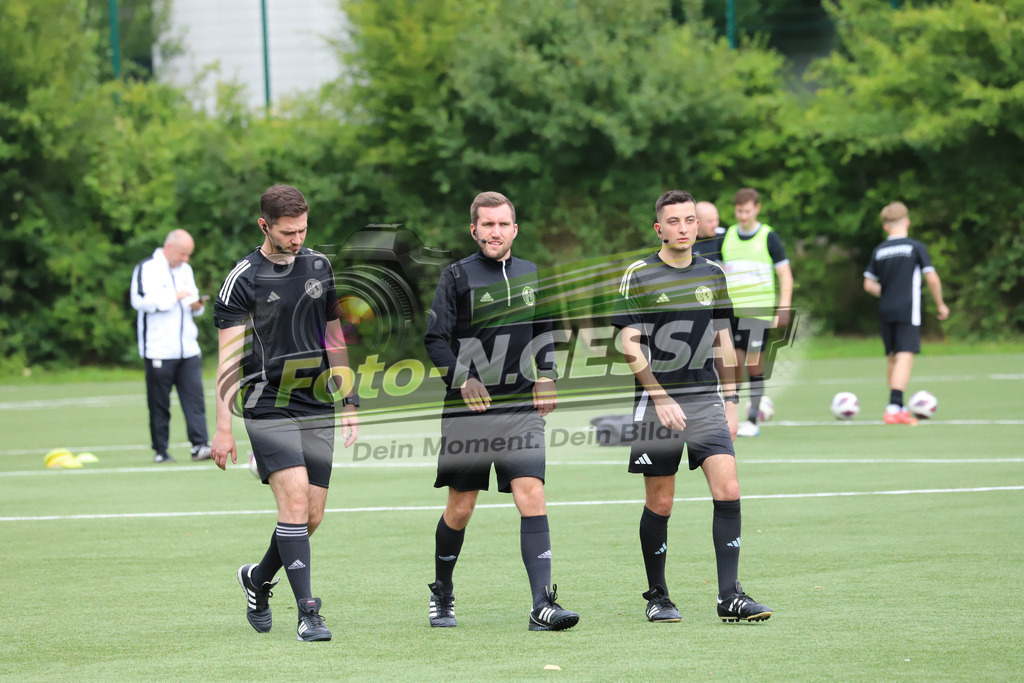 SC Bünde - BV 21 Stift-Quernheim | Auf dem Bild zu sehen: Schiedsrichter v.l.: Tobias Patzer, Philipp Miska, Antonio LjubasSC Bünde, BV 21 Stift-Quernheim, Fistelmann Supercup, Hunnebrock, Deutschland  - Realisiert mit Pictrs.com
