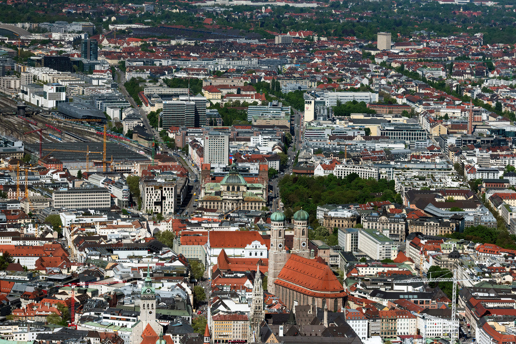 dr__0064090.jpg | MüNCHEN 29.04.2025 Kirchengebäude Frauenkirche - Peterskirche - Heilig Geist im Ortsteil Altstadt in München im Bundesland Bayern, Deutschland. Weiterführende Informationen bei: Landeshauptstadt München,  Metropolitanpfarrei Zu Unserer Lieben Frau,  Stadtwerke München GmbH. // Church building Frauenkirche - Peterskirche - Heilig Geist in the district Altstadt in Munich in the state Bavaria, Germany. Further information at: Landeshauptstadt Muenchen,  Metropolitanpfarrei Zu Unserer Lieben Frau,  Stadtwerke Muenchen GmbH. Foto: Daniel Reiter