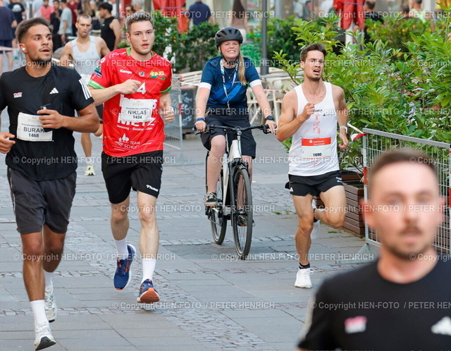 47. Darmstädter Merck Stadtlauf | 25.06.2025 Leichtathletik Merck Stadtlauf 2025 hier Runde 2 5km Braustübl Men's Challenge v. li. Platz 2 1458 Nils Huckschlag (Läuferherz Darmstadt) Sieger Platz 1 1690 Jonas Uster (TV Schriesheim) kurz vor dem Ziel (Foto: Peter Henrich) - Realisiert mit Pictrs.com