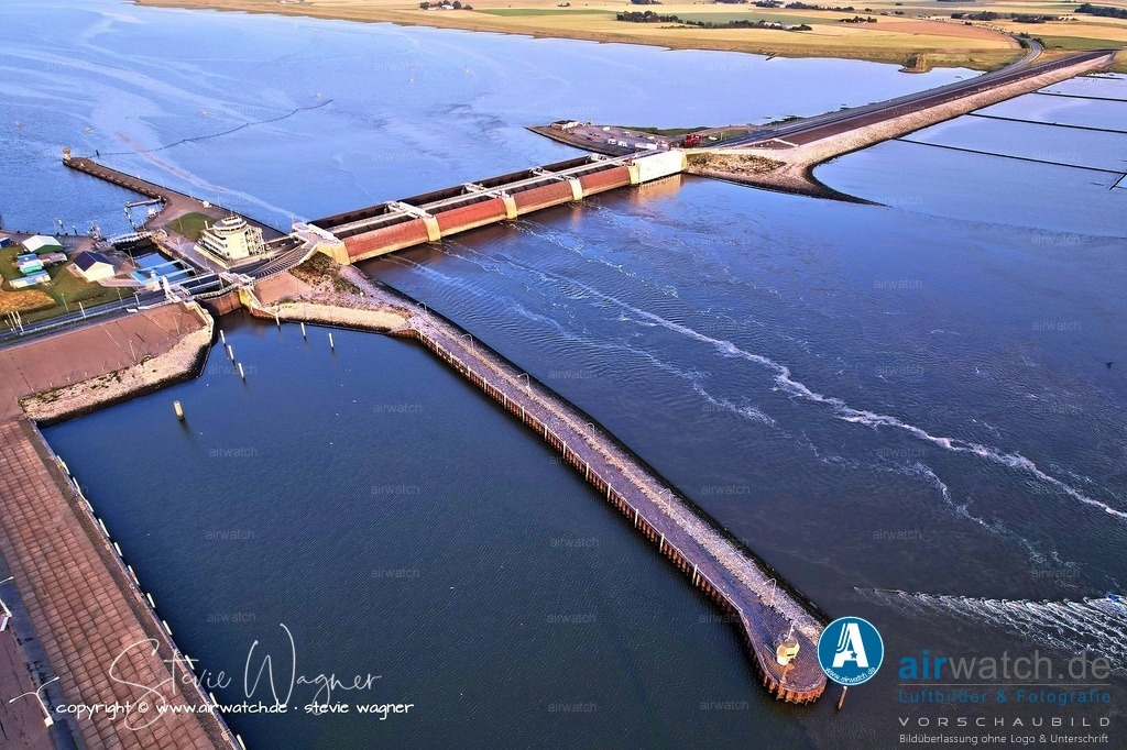 Das Eider-Sperrwerk - Luftbild | Das Eider-Sperrwerk ist das größte deutsche Küstenbauwerk gegen Sturmfluten und wurde von 1967 bis 1973 an der Mündung der Eider in die Nordsee bei Wesselburenerkoog errichtet.