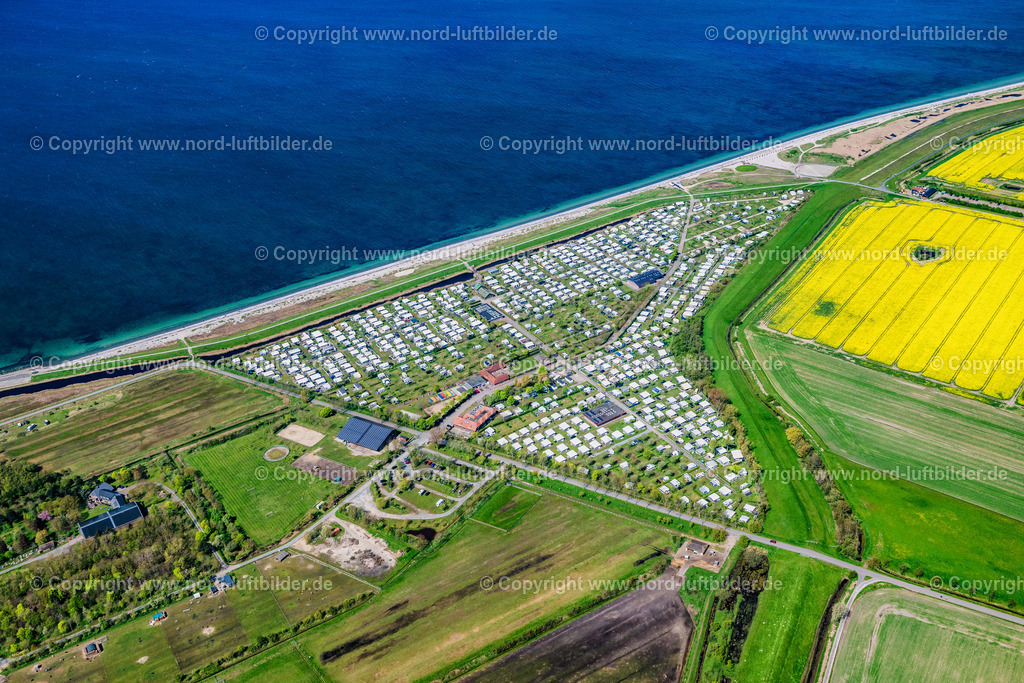 Fehmarn_Bojendorf_Campingplatz_Wallnau_ELS_5757010524 | FEHMARN 01.05.2024 Campingplatz mit Wohnwagen und Zelten im Küstenbereich " Bojendorf Campingplatz Wallnau " in Fehmarn auf der Insel Fehmarn im Bundesland Schleswig-Holstein, Deutschland. // Campsite with caravans and tents in the coastal area " Bojendorf Campingplatz Wallnau " in Fehmarn on the island of Fehmarn in the state Schleswig-Holstein, Germany. Foto: Martin Elsen