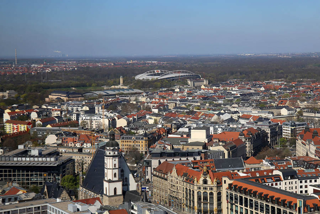 Red Bull Arena - Blick über die Innenstadt zu Sportforum, Stadion und Rosental | Entdecke über 20 Kategorien Leipzig-Motive: Foto-Downloads, hochwertige Poster, Leinwand- & Fine-Art-Prints. Jetzt Lieblingsfoto im Bildlexikon Leipzig Shop bestellen!