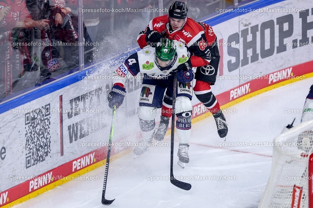 KEC15042601064 | 15.04.2026, Eishockey, DEL Halbfinale Play-Offs, Kölner Haie - Eisbären Berlin, Spiel 4, Lanxess-Arena Köln: Adam Smith (Eisbären Berlin #04) im Zweikampf gegen  Marco Münzenberger (Kölner Haie #65) 