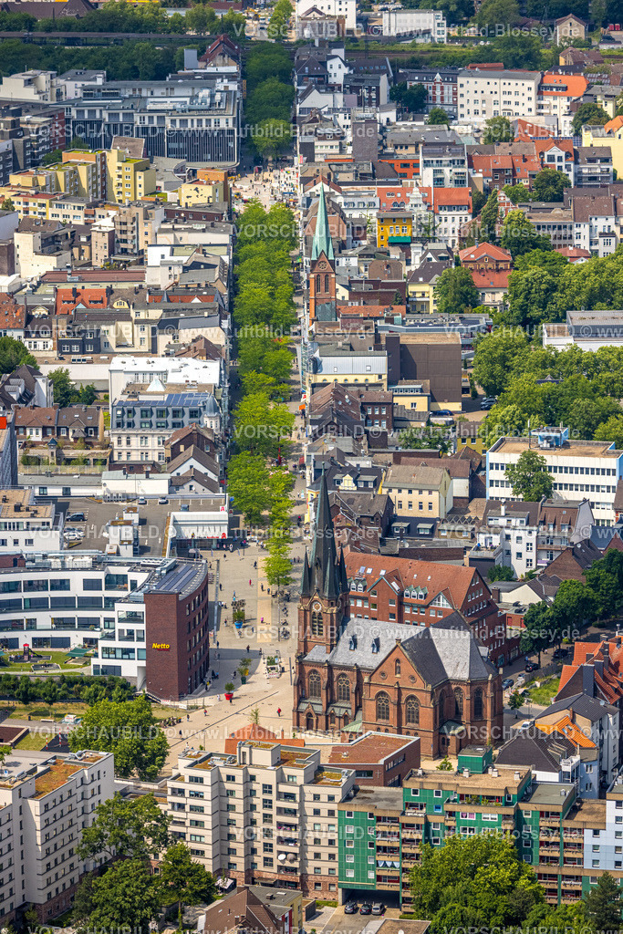 Herne250602139 | Luftbild, Kreuzkirche am Eingang der Bahnhofstraße Fußgängerzone mit grünen Bäumen, oben die St. Bonifatiuskirche, Herne-Mitte, Herne, Ruhrgebiet, Nordrhein-Westfalen, Deutschland