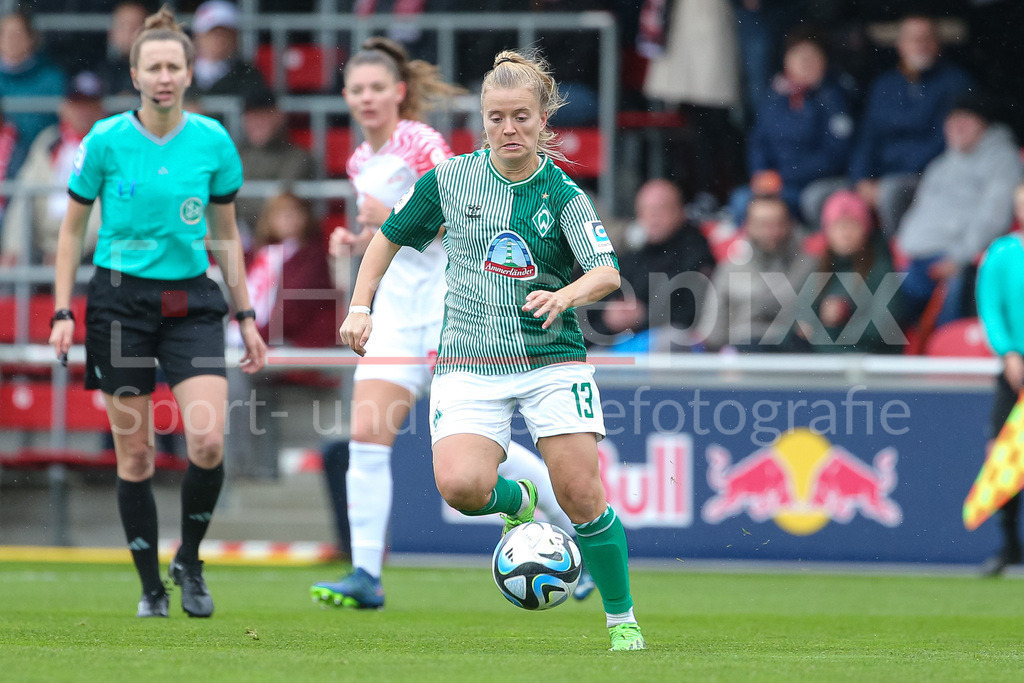 Fussball, Google Pixel Frauen-Bundesliga, RB Leipzig - SV Werder Bremen | v.li.: Ricarda Walkling (SV Werder Bremen, 13) am Ball, Einzelbild, Ganzkörper, Aktion, Action, Spielszene, DIE DFB-RICHTLINIEN UNTERSAGEN JEGLICHE NUTZUNG VON FOTOS ALS SEQUENZBILDER UND/ODER VIDEOÄHNLICHE FOTOSTRECKEN. DFB REGULATIONS PROHIBIT ANY USE OF PHOTOGRAPHS AS IMAGE SEQUENCES AND/OR QUASI-VIDEO.