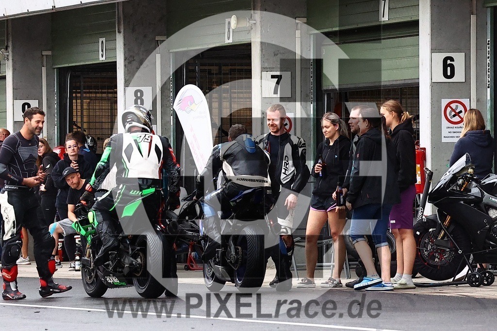 social-20250830_08336 | Schöne Erinnerungen an spannende Momente - das festzuhalten ist unser Job. PIXELrace.de ist seit 2003 auf den Rennstrecken Europas unterwegs um die Action draußen beim Fahren und die wunderbare Stimmung imm Fahrerlager für euch einzufangen.