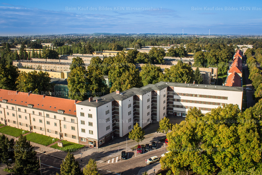2_Magdeburg Moderne Lehmann-1028 | Die markanten, gegeneinander versetzten Wohnhäuser am Beimsplatz gehören zu den eindrucksvollsten Beispielen der Magdeburger Moderne. Sie entstanden zwischen 1924 und 1932 im Rahmen der Hermann-Beims-Siedlung, der größten Wohnsiedlung der Weimarer Republik in Magdeburg. Grundlage war der von Bruno Taut entwickelte Generalsiedlungsplan, der unter Oberbürgermeister Hermann Beims den sozialen Wohnungsbau und eine völlig neue Form der Stadtplanung verwirklichen sollte.Die bewusst versetzte Anordnung der Gebäude war kein Zufall. Statt monotoner Häuserzeilen entstanden abwechslungsreiche Straßenräume mit großzügigen Grünflächen, viel Tageslicht und weiten Blickachsen. Die Architekten schufen Wohnungen nach den Leitgedanken des Neuen Bauens: Licht, Luft und Sonne sollten allen Bewohnern zugutekommen. Die klare Formensprache, die aufgelockerte Bebauung und die sorgfältig gestalteten Freiräume machten die Siedlung zu einem Vorbild des modernen Städtebaus.Bis heute vermittelt der Beimsplatz eindrucksvoll die visionären Ideen der 1920er-Jahre. Die versetzten Häuser verleihen dem Quartier eine besondere Dynamik und zeigen, warum die Hermann-Beims-Siedlung zu den bedeutendsten Zeugnissen der Magdeburger Moderne zählt. Sie steht beispielhaft für den architektonischen Aufbruch, der Magdeburg weit über die Stadtgrenzen hinaus bekannt machte. - Realisiert mit Pictrs.com