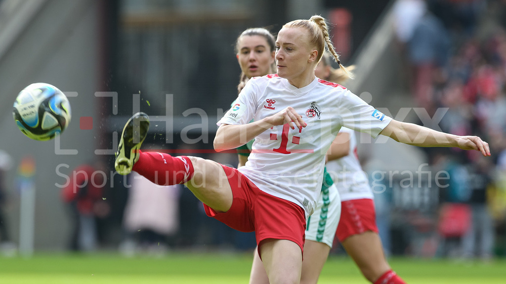 Fussball, Google Pixel Frauen-Bundesliga, 1. FC Köln - SV Werder Bremen | v.li.: Anna Gerhardt (1. FC Köln, 21) am Ball, Einzelbild, Ganzkörper, Aktion, Action, Spielszene, DIE DFB-RICHTLINIEN UNTERSAGEN JEGLICHE NUTZUNG VON FOTOS ALS SEQUENZBILDER UND/ODER VIDEOÄHNLICHE FOTOSTRECKEN. DFB REGULATIONS PROHIBIT ANY USE OF PHOTOGRAPHS AS IMAGE SEQUENCES AND/OR QUASI-VIDEO.