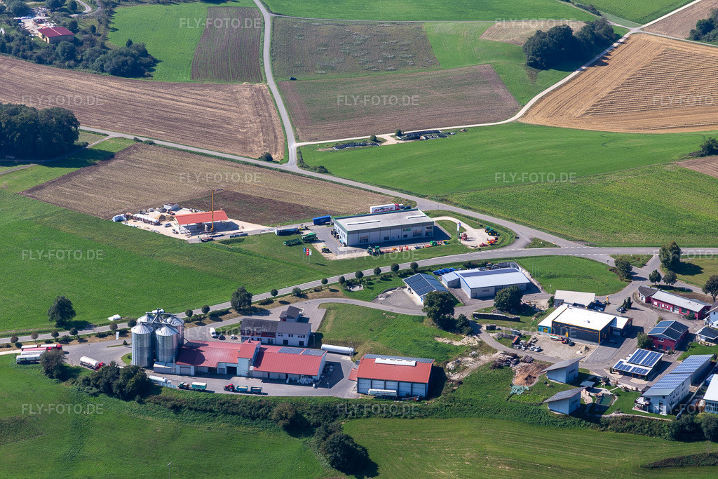 Luftbild: Hochsilo und Futter- Speicher mit angrenzenden Lagerhallen der der Stauß Landhandel GmbH in Inneringen im Ortsteil Inneringen in Hettingen im Bundesland Baden-Württemberg in Deutschland. Foto: IMG_129281.jpg vom 05.09.2021 durch Werner Riehm/FLY-FOTO.de