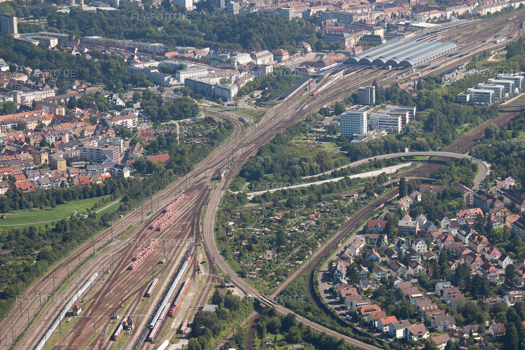 Luftbild: Gleisverlauf und Hauptbahnhofes der Deutschen Bahn im Ortsteil Südweststadt in Karlsruhe im Bundesland Baden-Württemberg in Deutschland. Foto: IMG_31941.jpg vom 20.08.2010 durch Werner Riehm/FLY-FOTO.de