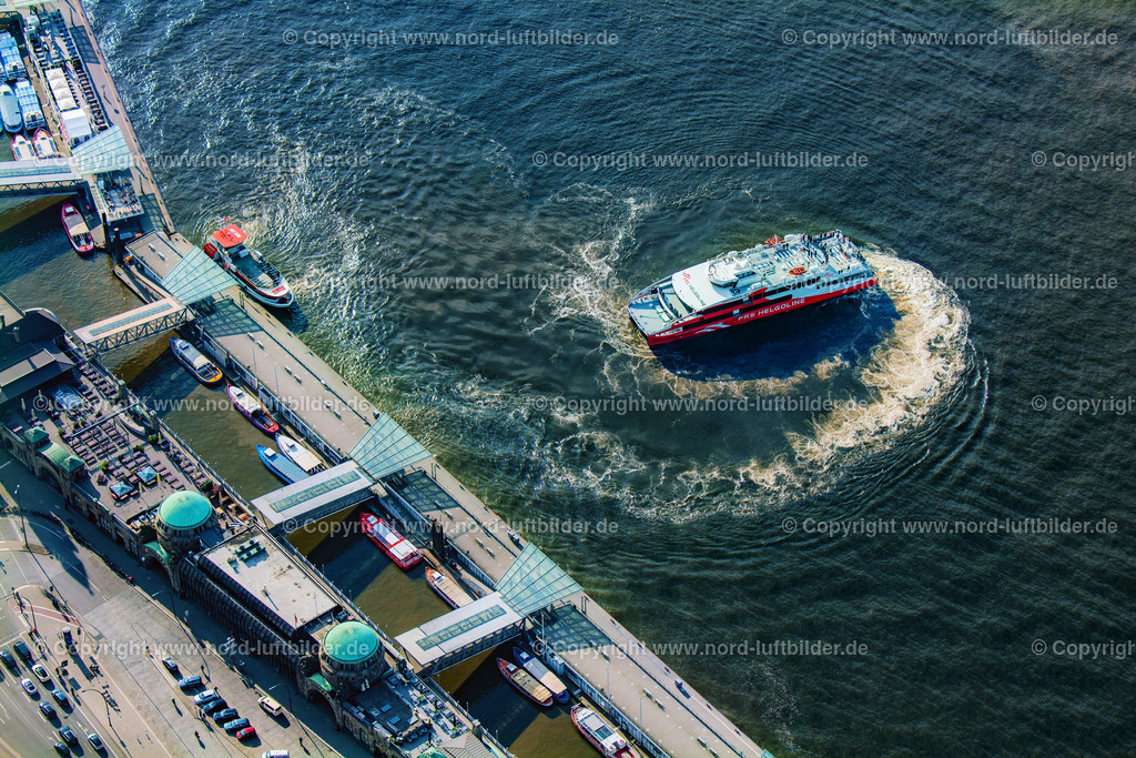 Halunder_Jet_Vor_Dem_Landungsbrücken_ELS_4925260422 | HAMBURG 26.04.2022 Fahrt eines Fähr- Schiffes " Katamaran Halunder Jet der FRS Reederei" in Hamburg vor den Landungsbrücken im Bundesland Niedersachsen, Deutschland. // Travel of a ferry ship "Katamaran Halunder Jet der FRS Reederei" in Hamburg in front of the Landungsbruecken in the state Lower Saxony, Germany. Foto: Martin Elsen