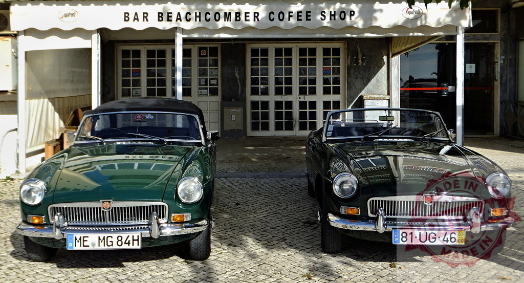 Two classic MG parked in front of Bar Beachcomber Coffee Shop | Two vintage MG cars parked outside a coffee shop, reflecting the charm of a bygone era - Realisiert mit Pictrs.com