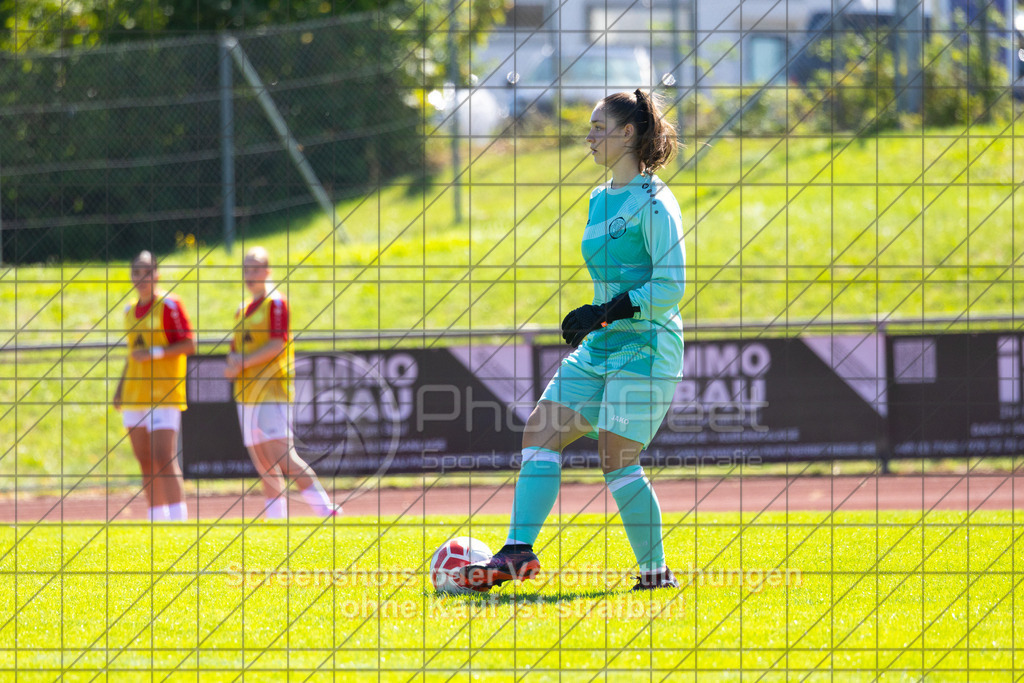 20260906_121742_0229_(c)_by_PhotoPeet | #,1.FC Donzdorf (weiß) vs. 1.FC Heidenheim 1846 (rot), Fußball, Frauen-Verbandspokal Gruppe 2, 2. Runde, Saison 2026/2027, Rasenplatz Lautertal Stadion, Süßener Straße 16, 73072 Donzdorf, 06.09.2026 - 11:00 Uhr,Foto: PhotoPeet / Sport- &amp; Eventfotografie / Peter Harich
