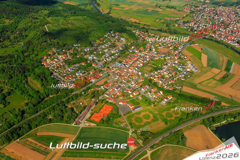 Die Luftaufnahme Doerfleins - Hallstadt wurde vom UL-Flugzeug (keine Drohne) aus fotografiert.Hohe Druck- Auflösung-die Geschenkidee!