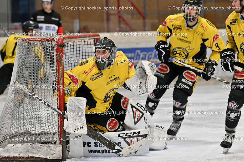 EC Hornets Spittal vs. USC Piraten Velden 18.2.2024 | #1 Zauchner Rene EC Hornets Spittal, #9 Essmann Kevin EC Hornets Spittal, EC Hornets Spittal vs. USC Piraten Velden 18.2.2024, EC Hornets Spittal vs. USC Piraten Velden 18.2.2024 am 18.02.2024 in Spittal an der Drau (Eissportzentrum Spittal), Austria, (Photo by Bernd Stefan)