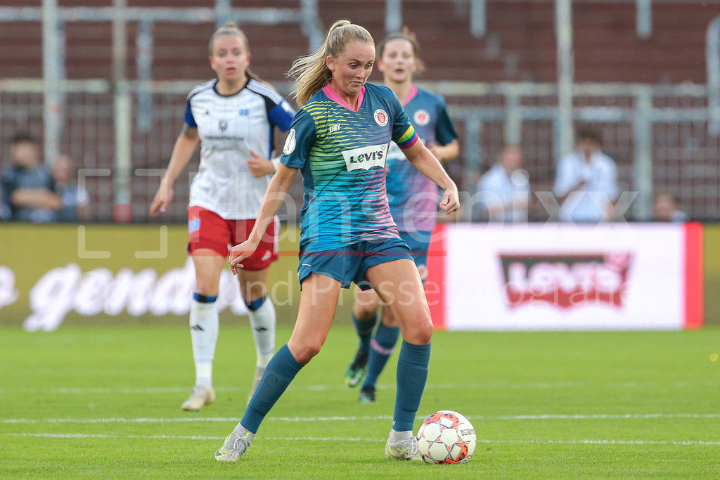 Fussball, DFB-Pokal Frauen, FC St. Pauli - Hamburger SV | v.li.: Annie Kingman (FC St. Pauli, 14) am Ball, Einzelbild, Ganzkörper, Aktion, Action, Spielszene, DIE DFB-RICHTLINIEN UNTERSAGEN JEGLICHE NUTZUNG VON FOTOS ALS SEQUENZBILDER UND/ODER VIDEOÄHNLICHE FOTOSTRECKEN. DFB REGULATIONS PROHIBIT ANY USE OF PHOTOGRAPHS AS IMAGE SEQUENCES AND/OR QUASI-VIDEO.