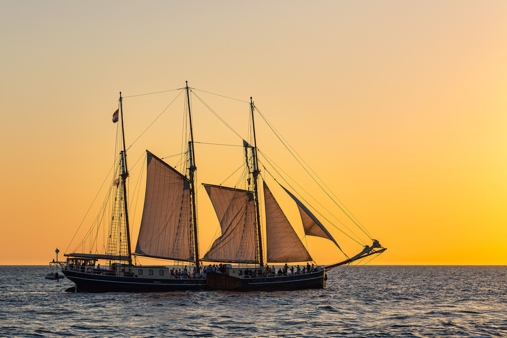 Segelschiff im Sonnenuntergang auf der Hanse Sail in Rostock | Segelschiff im Sonnenuntergang auf der Hanse Sail in Rostock.
