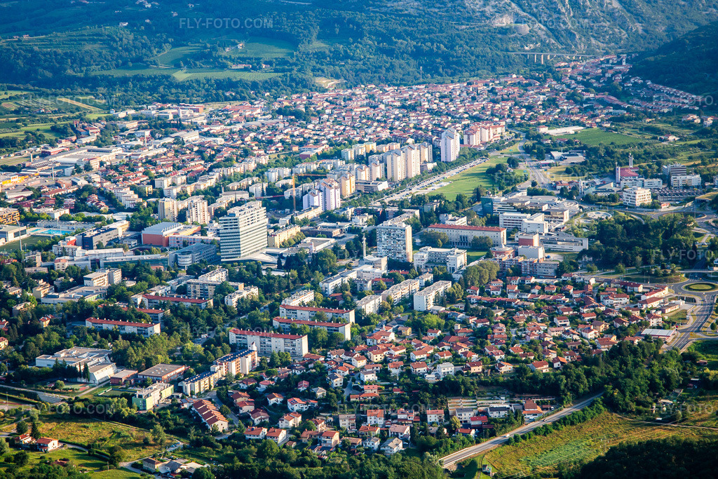 Aerial view: Neu Görz in Nova Gorica in the state Slovenia, Slovenia. – Photo: IMG_137623.jpg taken on 07/16/2023 by Werner Riehm/FLY-FOTO.com – Resolution of the original: 5472 x 3648 px