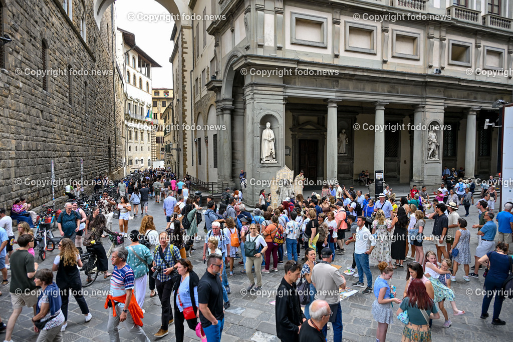Italien_ Toscana_ Florenz_ 30.05.2024-167 | 30.05.2024, Italien, ITA, Toskana, Florenz im Bild Stadtansichten, Gebäude, Architektur, Touristen, Historisch, Souvenir, Altstadt, Museum, Statuen, Skulpturen, Piazza della Signoria, Statue David, Palazzo Vecchio, Neptunbrunnen, Piazza della Repubblica, Ponte Vecchio, Brücke, Uffizien, Kathedrale Santa Maria del Fiore, Arno, Fluß


Florenz, Firenze, ist eine italienische Großstadt. Nach Einwohnern ist sie die achtgrößte Stadt Italiens. Florenz ist die Hauptstadt sowie größte Stadt der Region Toskana und der Metropolitanstadt Florenz, in der etwa eine Million Menschen leben. Florenz ist für seine Geschichte berühmt. Leonardo da Vinci verbrachte große Teile seiner Jugend in Florenz, Michelangelo fand Unterschlupf in der Kirche der Medici, Galileo Galilei wohnte als Hofmathematiker in den Palästen der Medici. Von 1865 bis 1871 war die Stadt die Hauptstadt des neu gegründeten Königreichs Italien. Das historische Zentrum von Florenz zieht Jahr für Jahr Millionen von Touristen an. Die historische Innenstadt wurde von der UNESCO im Jahre 1982 zum Weltkulturerbe erklärt. 
Quelle: Wikipedia
